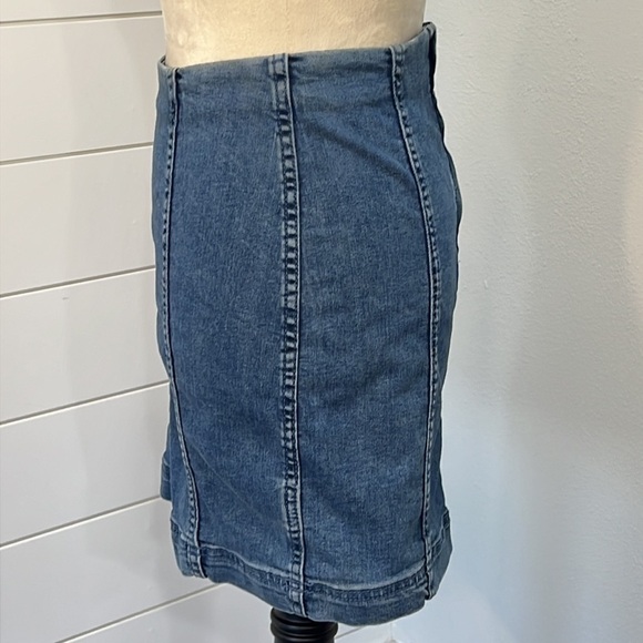 FREE PEOPLE DENIM MINI SKIRT SZ 4 COTTON RAYON POLY SPANDEX BOHO RETRO - Picture 2 of 9
